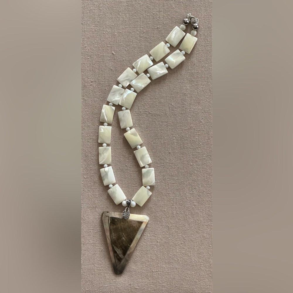 24 inch Mother of Pearl (MOP) bead Necklace NWOT - Picture 11 of 13